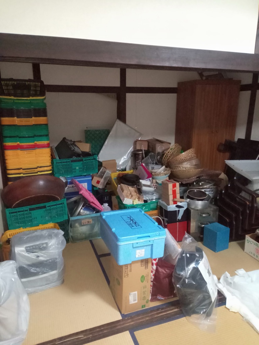 不用品処分前の室内 — 家財が残る和室